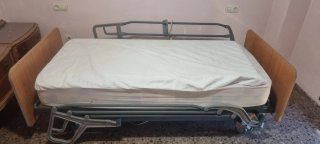 Cama hospitalaria/geriátrica metal y madera