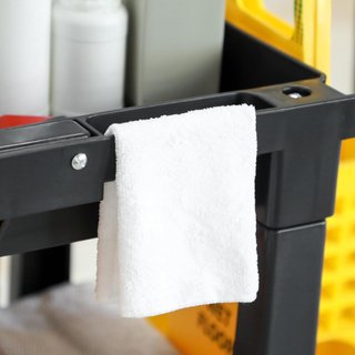 Carro de Limpieza Profesional de 3 Estantes con Ganchos para Escoba y Bolsa de 100L, Carro con Ruedas Multiusos de Plástico para Hotel, Restaurante y Comedor, 121X50.5X96.5 Cm, Negro