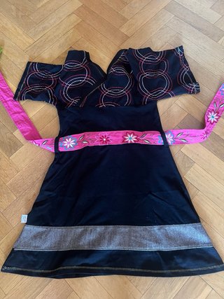Vestido negro con estampado floral
