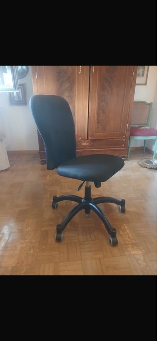 Silla de despacho negra