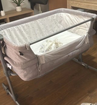 Minicuna gris con estampado de triángulos
