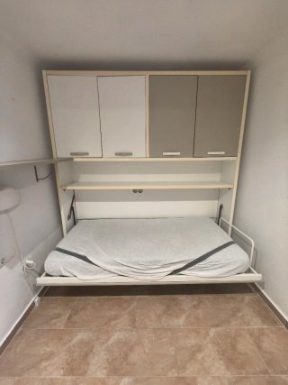 Mueble cama plegable gris y blanco