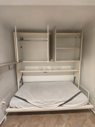 Mueble cama plegable gris y blanco