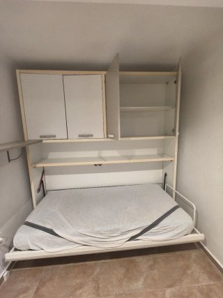 Mueble cama plegable gris y blanco