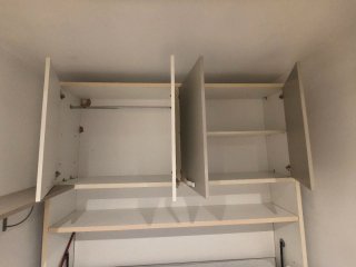 Mueble cama plegable gris y blanco