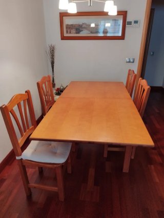 Mesa comedor y 4 sillas madera pino