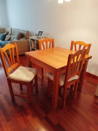 Mesa comedor y 4 sillas madera pino