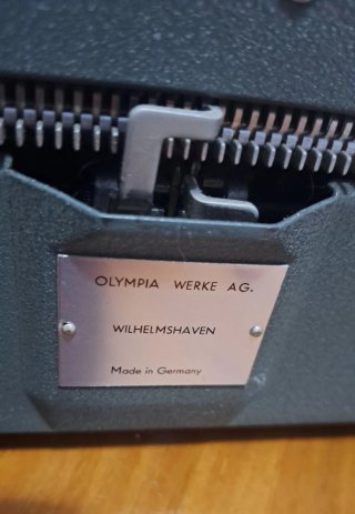 Máquina de escribir Olympia verde