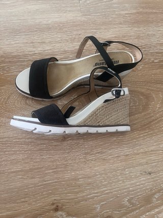 Sandalias Mustang cuña negras y blancas T39