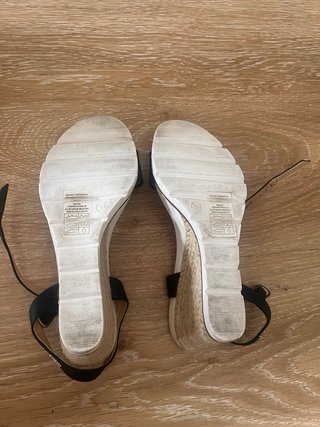 Sandalias Mustang cuña negras y blancas T39