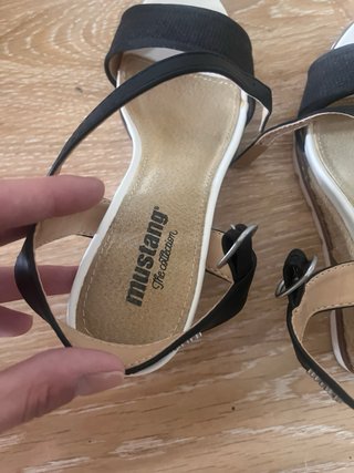 Sandalias Mustang cuña negras y blancas T39