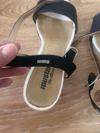 Sandalias Mustang cuña negras y blancas T39