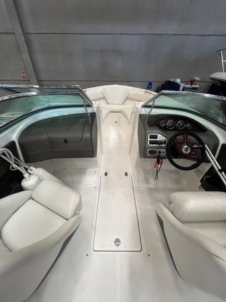 Barco deportivo con matrícula BA5-637-04