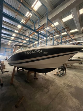 Barco deportivo con matrícula BA5-637-04