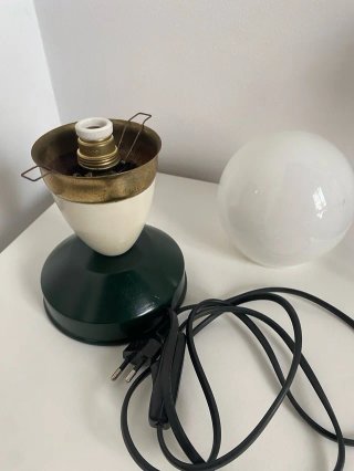 Lámpara de mesa dorada, verde y blanca