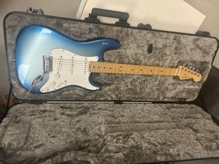 Fender Stratocaster Elite 18 + Golpeador FurYngwie