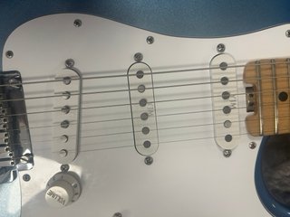 Fender Stratocaster Elite 18 + Golpeador FurYngwie