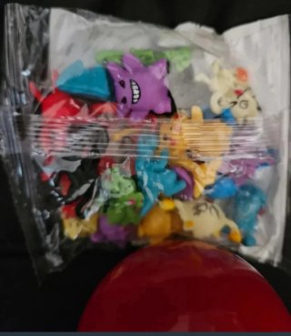Bola y 24 figuras Pokémon