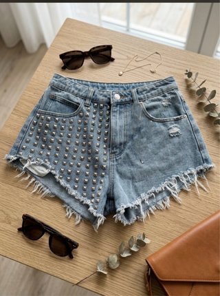 Shorts vaqueros con tachuelas plateadas