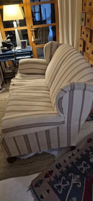 Sofá de tela beige y marrón