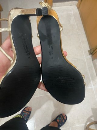 Sandalias doradas de vestir nuevas