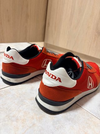 Zapatillas Honda Rojas y Blancas