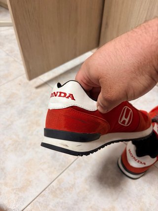 Zapatillas Honda Rojas y Blancas