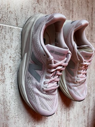 Zapatillas New Balance running beige/rosa