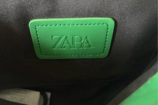 Bolso verde Zara con cadena dorada