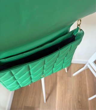 Bolso verde Zara con cadena dorada