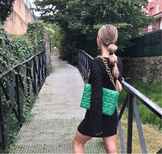 Bolso verde Zara con cadena dorada