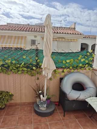 Sombrilla y pie beige/gris