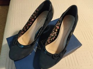Zapatos de tacón azul con estampado floral