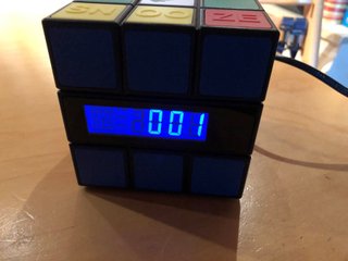 Radio Despertador Cubo de Rubik ́s NO NEGOCIABLE
