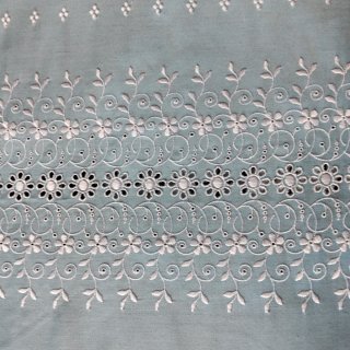 Colcha azul bordada