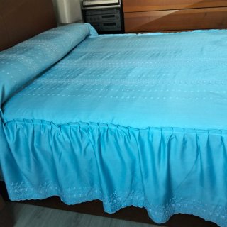 Colcha azul bordada