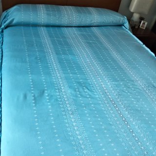 Colcha azul bordada