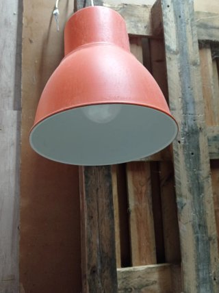 Lámpara de techo industrial naranja de metal