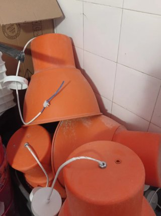 Lámpara de techo industrial naranja de metal