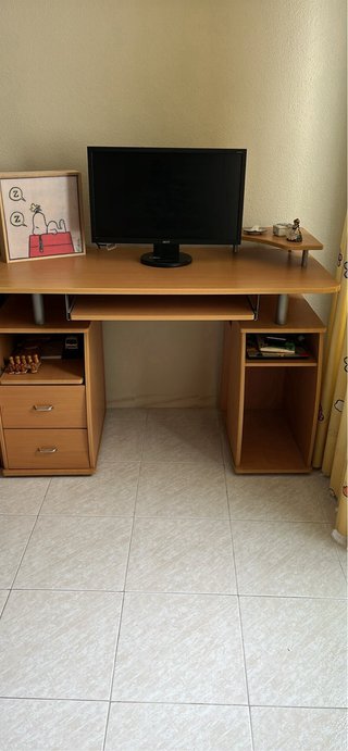 Mesa de ordenador de madera y metal