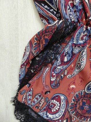Mono corto paisley con encaje negro