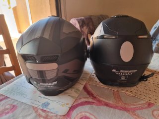 Dos cascos LS2