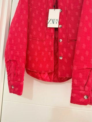 Chaqueta fresca y ligera roja