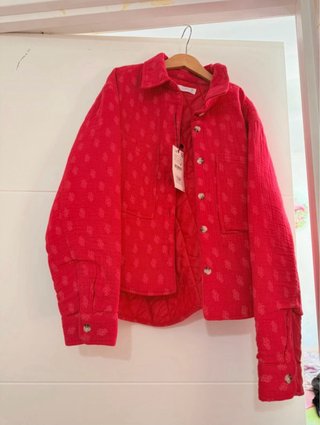 Chaqueta fresca y ligera roja