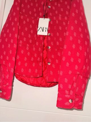Chaqueta fresca y ligera roja