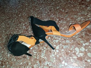 Zapatos de tacón negros y naranjas