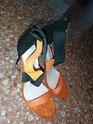 Zapatos de tacón negros y naranjas
