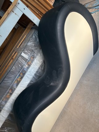 Sillón Beige y Negro Piel Sintética