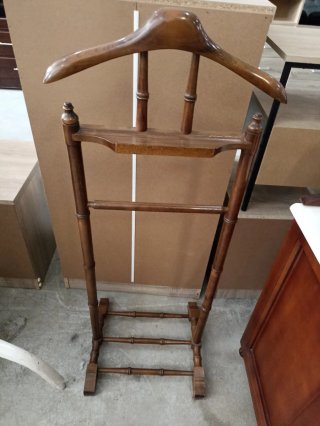 Perchero de pie de madera