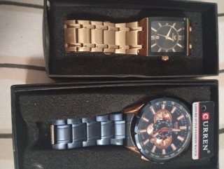 2 Relojes: Dorado Cuadrado y Negro Redondo